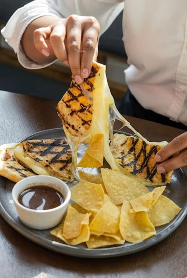 Quesadilla Tres Quesos.