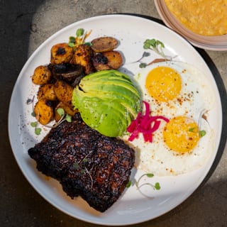 Steak Con Huevos