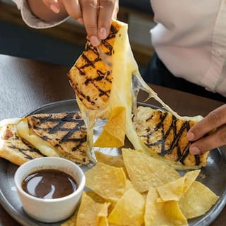 Quesadilla Tres Quesos